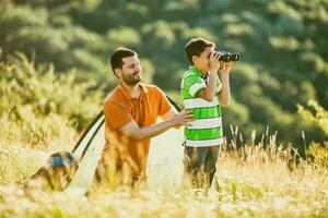 padre e figlio campeggio foto