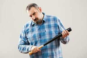 un arrabbiato uomo con baseball pipistrello foto