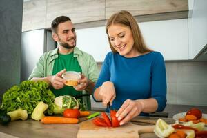 un' giovane coppia cucinando insieme foto