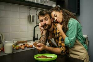 un' uomo degustazione un' bruciato biscotto foto