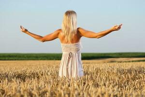 un' donna nel un' Grano campo foto