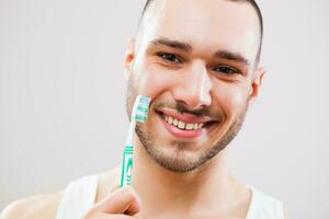 un' uomo chi prende cura di il suo denti foto