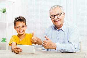 un' nonno la spesa tempo con il suo nipote foto