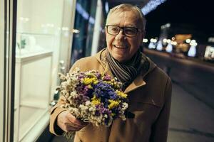 un' uomo assunzione un' camminare attraverso il città con fiori foto