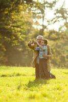 un' nonno e il suo nipote la spesa tempo insieme all'aperto foto