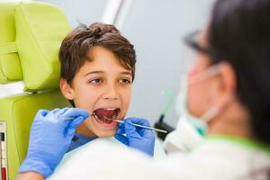 un' bambino a il dentista foto