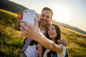 coppia la spesa tempo all'aperto foto