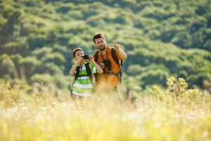 padre e figlio escursioni a piedi foto