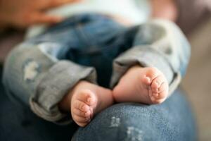 primo piano dei piedi del bambino foto