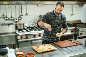 un' capocuoco è preparazione un' pasto nel il del ristorante cucina. foto