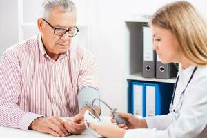 un' paziente nel un' medico ufficio foto