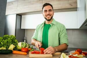 un' uomo cucinando foto