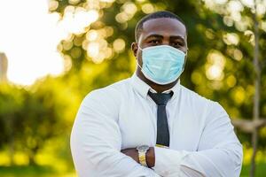 afro attività commerciale uomo indossare un' maschera foto