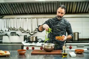 un' capocuoco è preparazione un' pasto nel il del ristorante cucina. foto