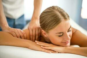 donna che gode di un massaggio alla schiena foto