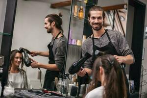 un' donna a un' capelli salone foto