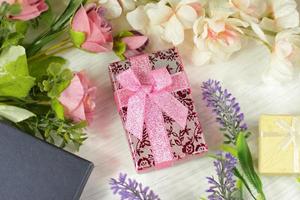 scatole regalo con fiori