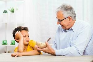 un' nonno la spesa tempo con il suo nipote foto