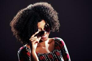 ritratto di un africano americano donna con occhiali da sole foto