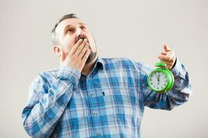 un' uomo con un' orologio foto