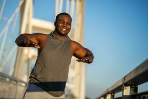 un africano americano uomo fare fisico esercizi foto