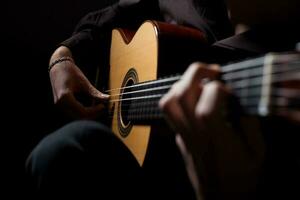 giocando un acustico chitarra foto