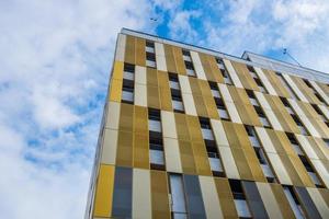 colori e forme contrastanti sulla facciata dell'edificio contro il cielo a manchester, regno unito