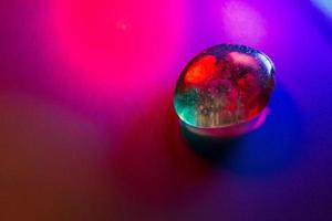 gemma minerale illuminata in modo colorato che mostra dettagli astratti