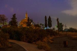 hala sultan tekke cattura notturna sulla riva del lago salato di larnaca a cipro foto