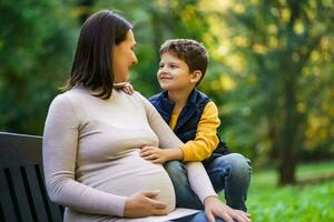 incinta donna e sua figlio foto