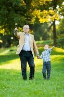 un' nonno e il suo nipote la spesa tempo insieme all'aperto foto