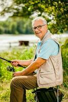 un' anziano uomo pesca foto