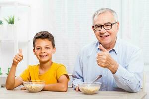 un' nonno la spesa tempo con il suo nipote foto