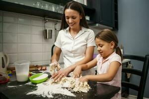 madre e figlia cucinano insieme foto