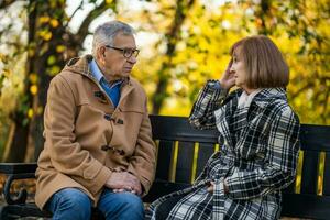 un' anziano coppia la spesa tempo insieme nel il parco foto