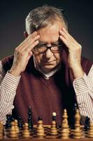 un' anziano uomo giocando scacchi foto