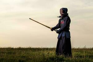 silhouette di kendo combattente con shinai foto