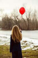 un' donna con un' rosso Palloncino foto