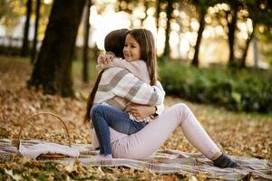 madre e figlia la spesa tempo all'aperto foto