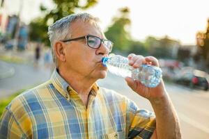 un' anziano uomo potabile acqua foto