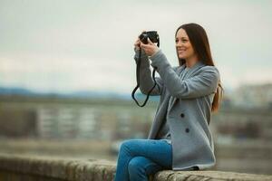 un' donna la spesa tempo fuori, nel il città foto