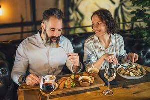 un' coppia avendo cena foto