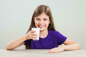 un' ragazza potabile latte foto