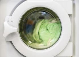centrifugare il bucato in lavatrice foto