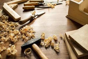 strumenti e segatura di legno in officina foto