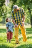 nonno e nipote la spesa tempo all'aperto foto