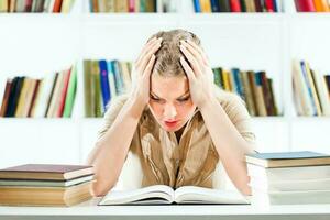 un' donna a il biblioteca foto