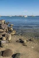 La Paz Baja California sur Malecon sul mare di Cortes con rocce sulla spiaggia e acqua di mare calma con El Mogote in background foto