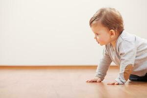 un' piccolo bambino su il pavimento foto