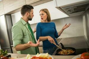 un' giovane coppia cucinando insieme foto